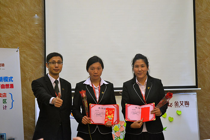 金艾陶瓷磚網(wǎng)銷部運營總監(jiān)劉小良為2015金艾陶優(yōu)秀服務獎頒獎