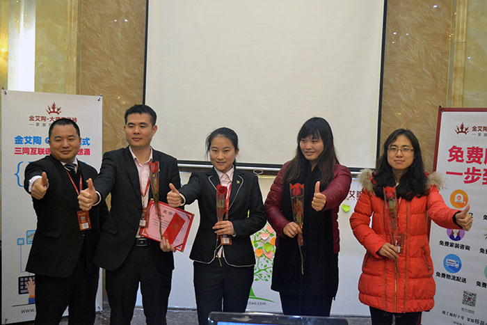 金艾陶瓷磚營銷總監(jiān)劉鴻瑞為2015年團隊貢獻獎（網(wǎng)銷部）頒獎