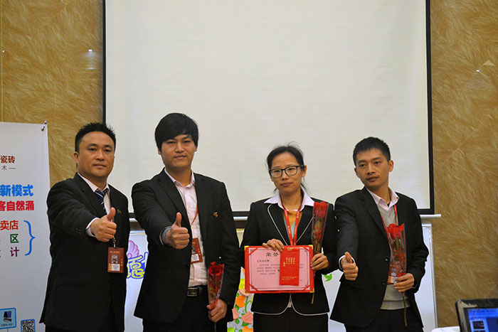 金艾陶瓷磚營銷總經(jīng)理羅勝為2015年團隊合作獎（空間設計部）頒獎