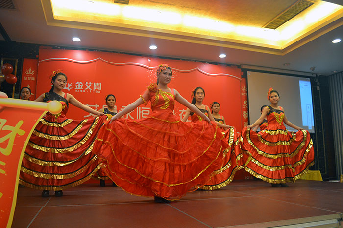 金艾陶全體女員工表演開場(chǎng)舞