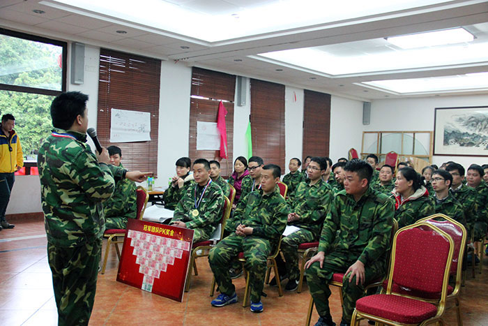 金艾陶營(yíng)銷(xiāo)總經(jīng)理羅勝做總結(jié)性講話