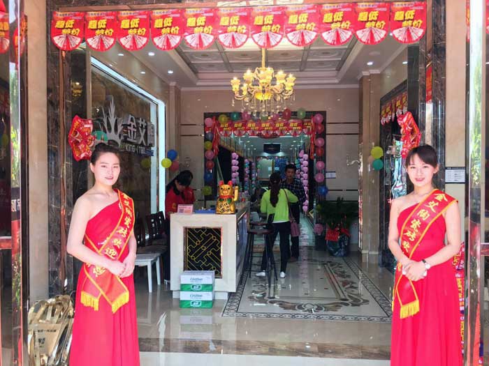 5月27日，在歡快鑼鼓和震撼禮炮的簇?fù)硐?，岳陽金艾陶銷售團(tuán)隊(duì)、金艾陶總部營銷總經(jīng)理羅勝、銷區(qū)經(jīng)理何端武、市場部策劃黃偉以及現(xiàn)場100多名岳陽業(yè)主共同見證了金艾陶瓷磚岳陽600平米專賣店耀世開業(yè)的歷史性一刻，本次活動(dòng)吸引了50多位業(yè)主成功下單。