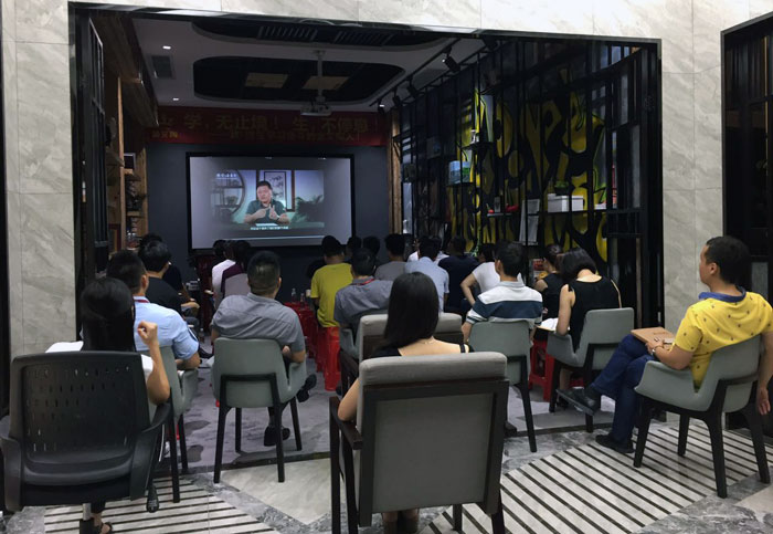 2017年7月1日，陶瓷一線品牌金艾陶瓷磚管理層、銷售精英齊聚總部O2O體驗區(qū)舉行“學，無止境！生，不停息”學習分享會。此次分享會中，與會人員就學習《關鍵對話》進行交流與分享，佛山樊登讀書會還派遣了兩位工作人員跟我們分享學習心得。