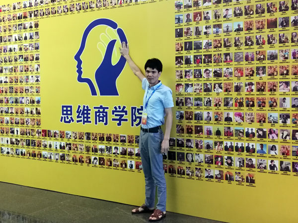 如今，80后已經(jīng)成長(zhǎng)為壯年，逐漸成為各個(gè)崗位的重要負(fù)責(zé)人，因生活的洗禮變得理性而不再?zèng)_動(dòng)。“80后”，他們青春洋溢，在各個(gè)崗位上都沖在最前線?！?0后”獨(dú)具個(gè)性和魅力，已然成為各行各業(yè)主力軍代表人物。作為80后典型的創(chuàng)業(yè)成功代表陶瓷一線品牌 金艾陶瓷磚 龍川總代理吳金星與他的銷售團(tuán)隊(duì)便是其中之一。